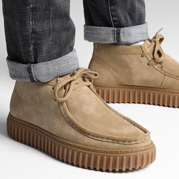 Clarks - Scarpe Torhill Hi in camoscio sabbia scuro