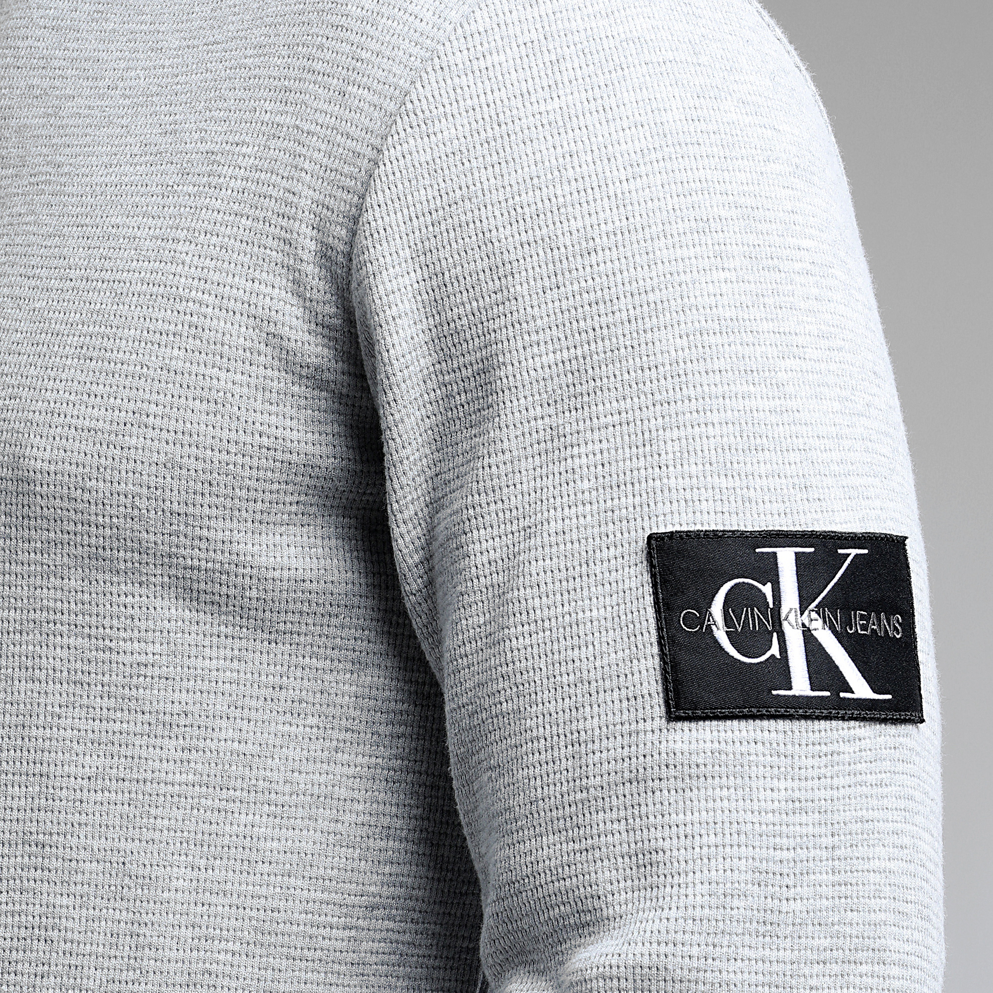 Calvin Klein - Felpa a girocollo Monogram Badge Waffle 3485 Grigio scuro
