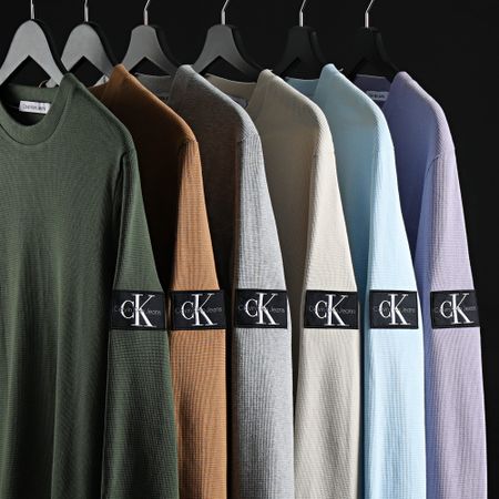 Calvin Klein - Felpa a girocollo Monogram Badge Waffle 3485 Grigio scuro