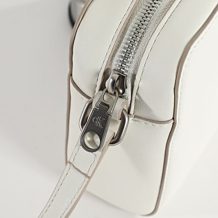 Calvin Klein - Borsa da donna scolpita EW Camera Bag 20 3036 Bianco